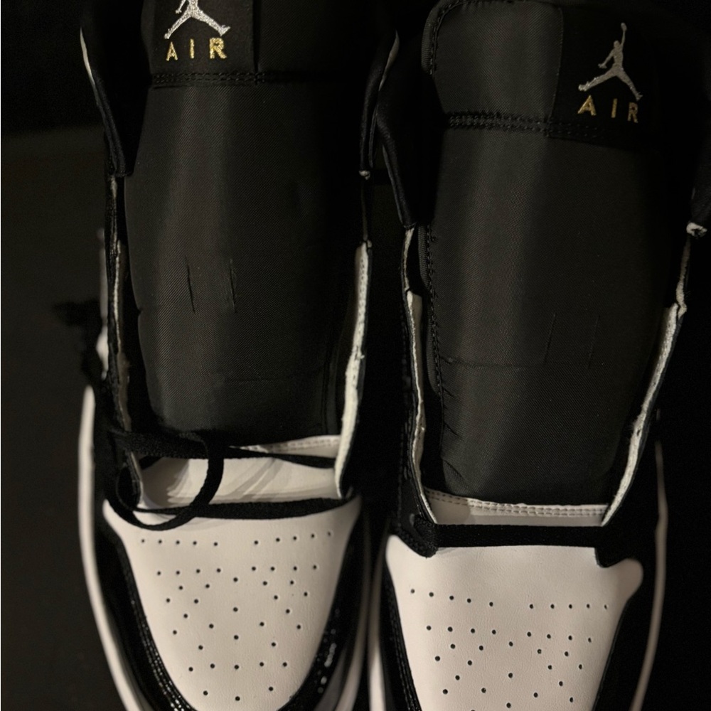 Jordan Air 1 Mid SE Black and Metallic Silver - Picture 3 of 8